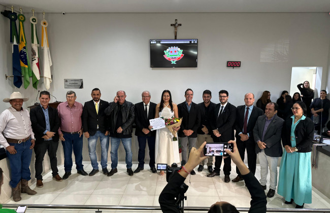 Câmara Municipal entrega Moção de Congratulação à servidora pública Carmem Auxiliadora Santa Cruz
